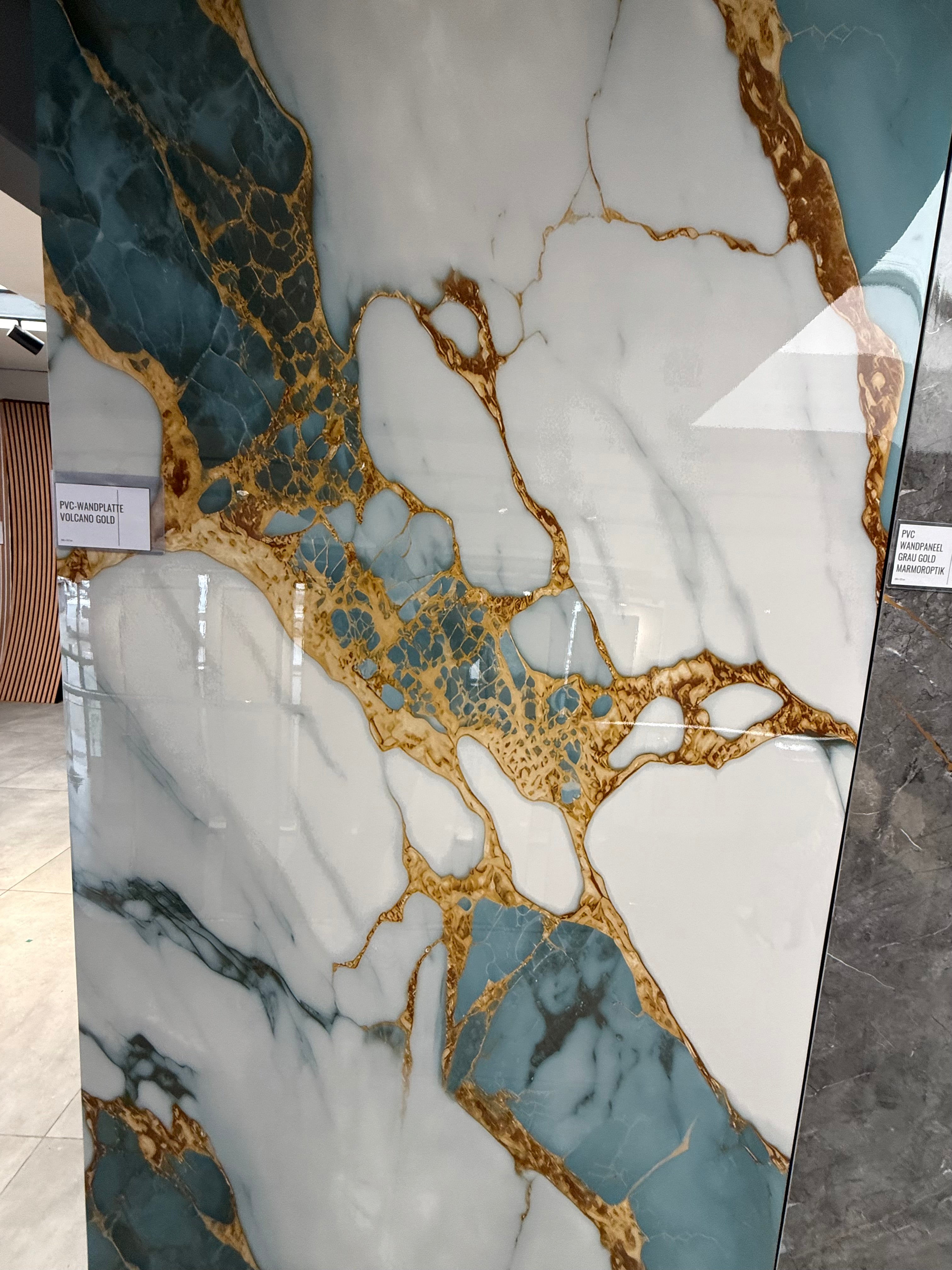 Volcano Gold Blue PVC vægpanel 260 x 122 cm – Hvidt blåt guld stenlook, Elegant & vandtæt