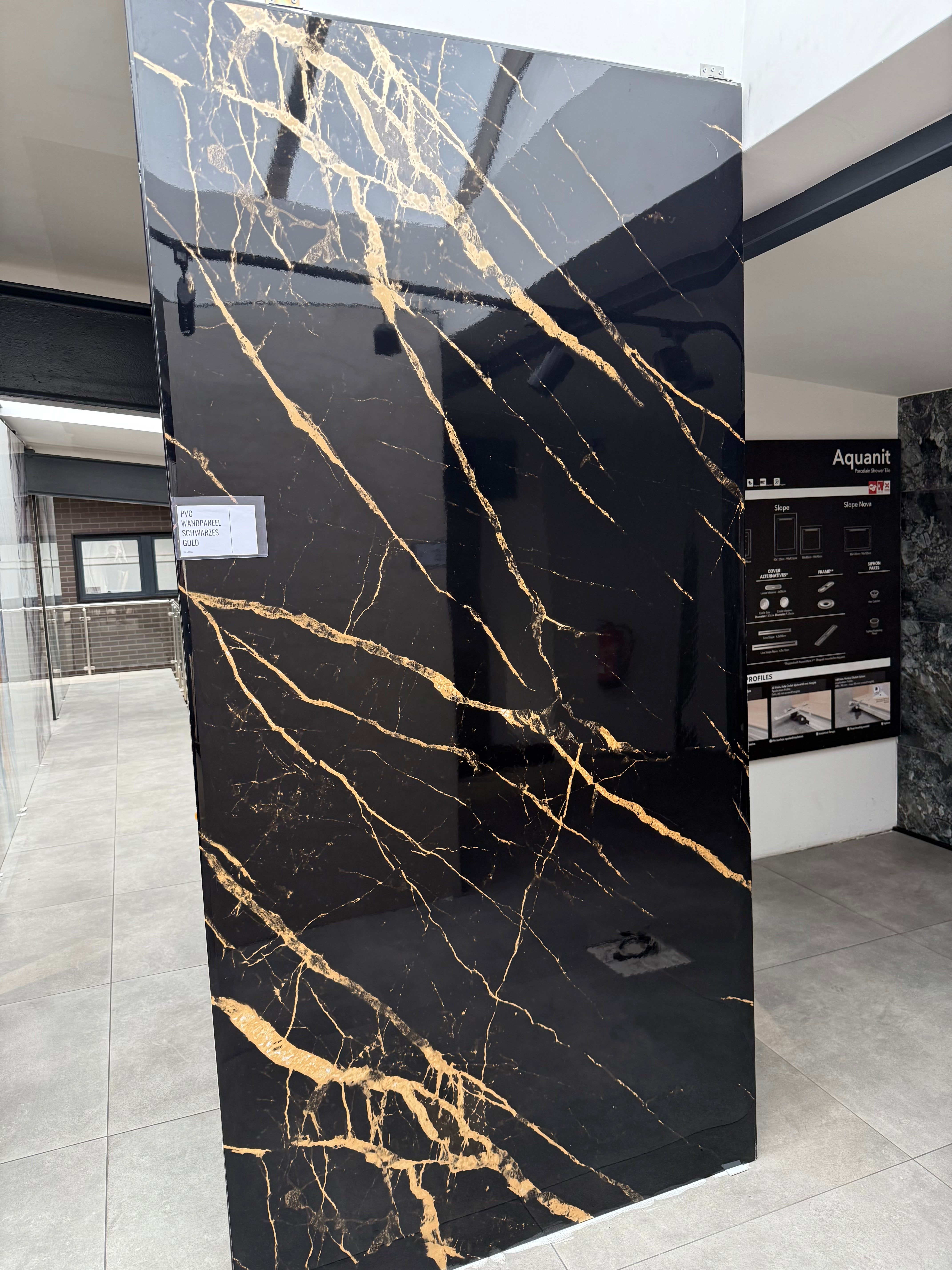 Černý zlatý PVC stěnový panel 260 × 120 cm – Zlatý mramorový vzhled, voděodolný a bez spár