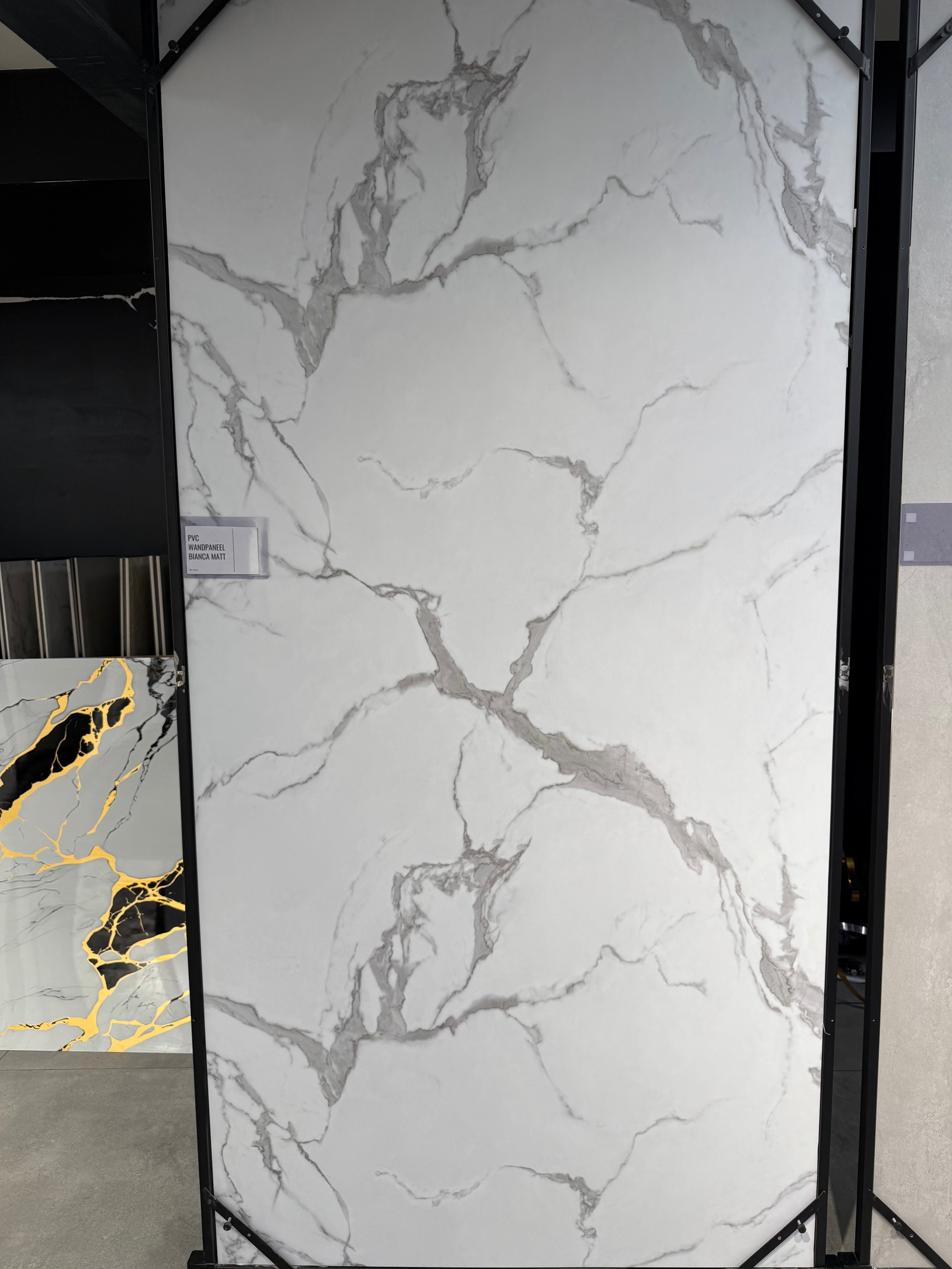 PVC stěnový panel 280 × 122 cm – Bílý Carrara mramorový vzhled, voděodolný a bez spár