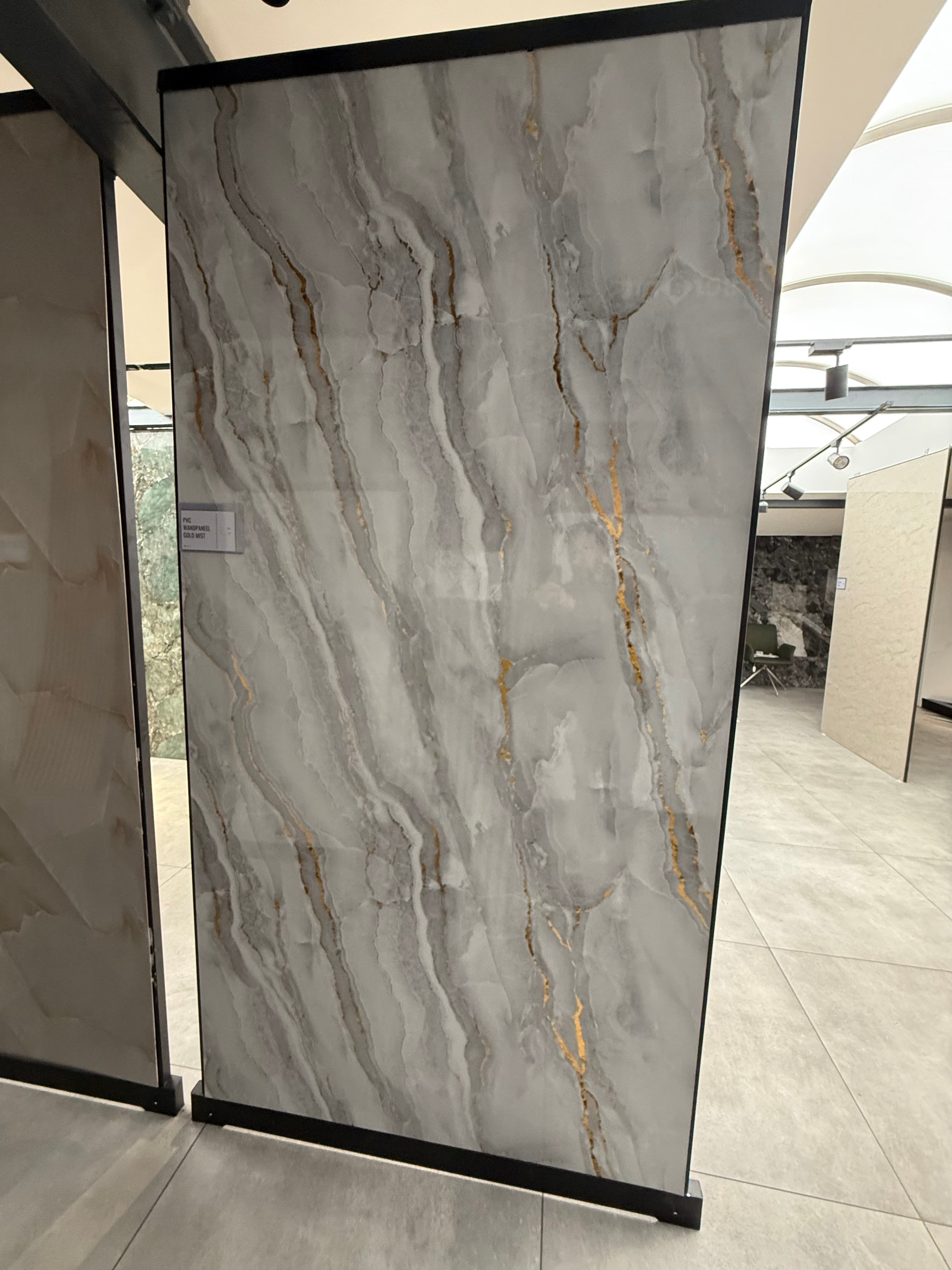 Gold Mist PVC vægpanel 280 x 122 cm – Gråt marmorlook med guldfiner, Elegant & vandtæt