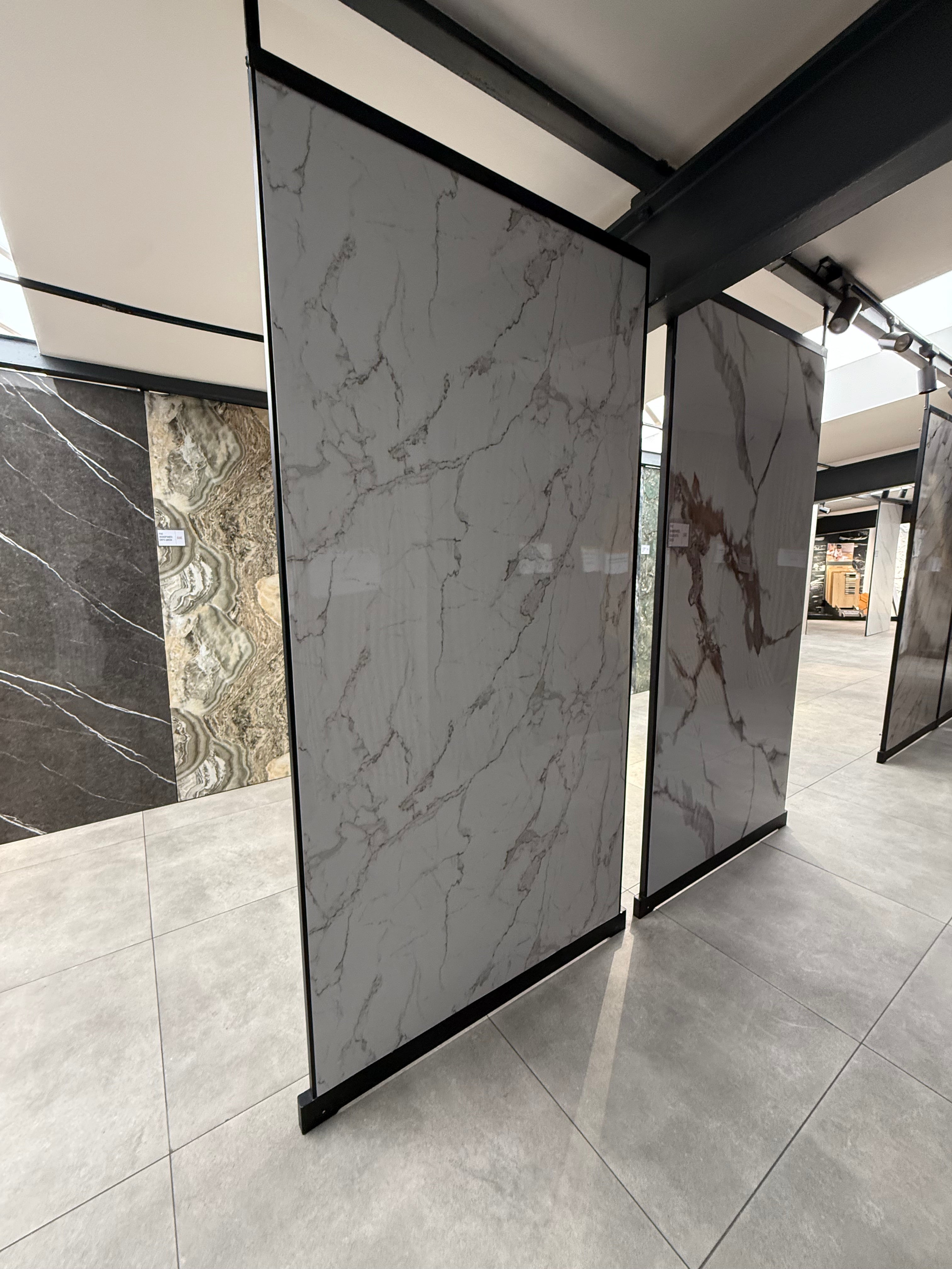 SPC nástěnný panel Carrara Marble 280 x 122 cm – Bílý mramorový vzhled, moderní & voděodolný
