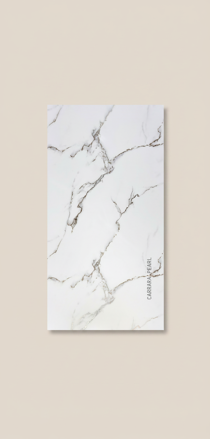 Carrara Pearl PVC Wandpaneel 260 x 122 cm – Weiße Marmoroptik mit feinen Gold- und Grauakzenten