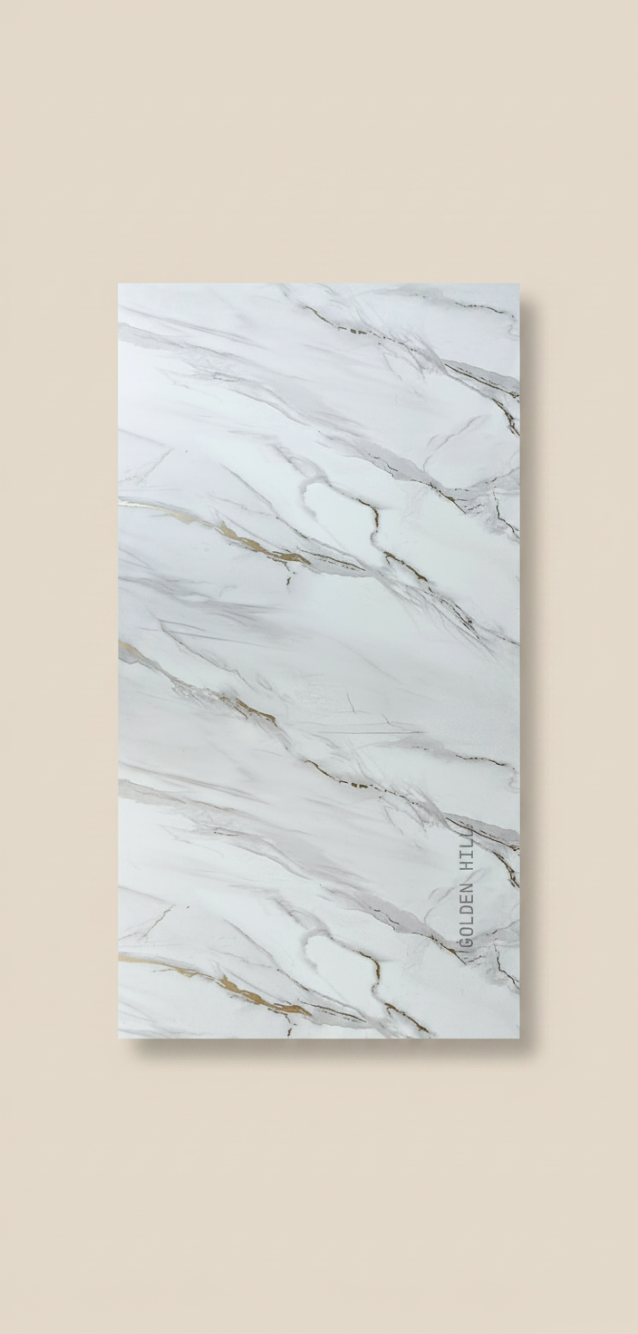 Golden Hill PVC Wandpaneel 260 x 122 cm – Weiße Marmoroptik mit goldenen Akzenten