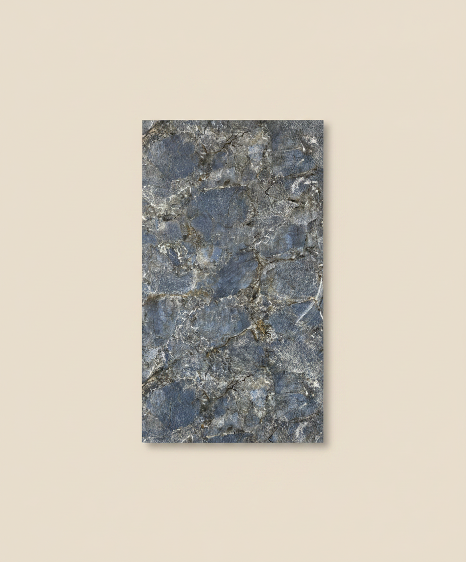 Azul Bahia PVC stěnový panel 280 x 120 cm – Tmavě modrý kamenný vzhled se zlatohnědými žilkami